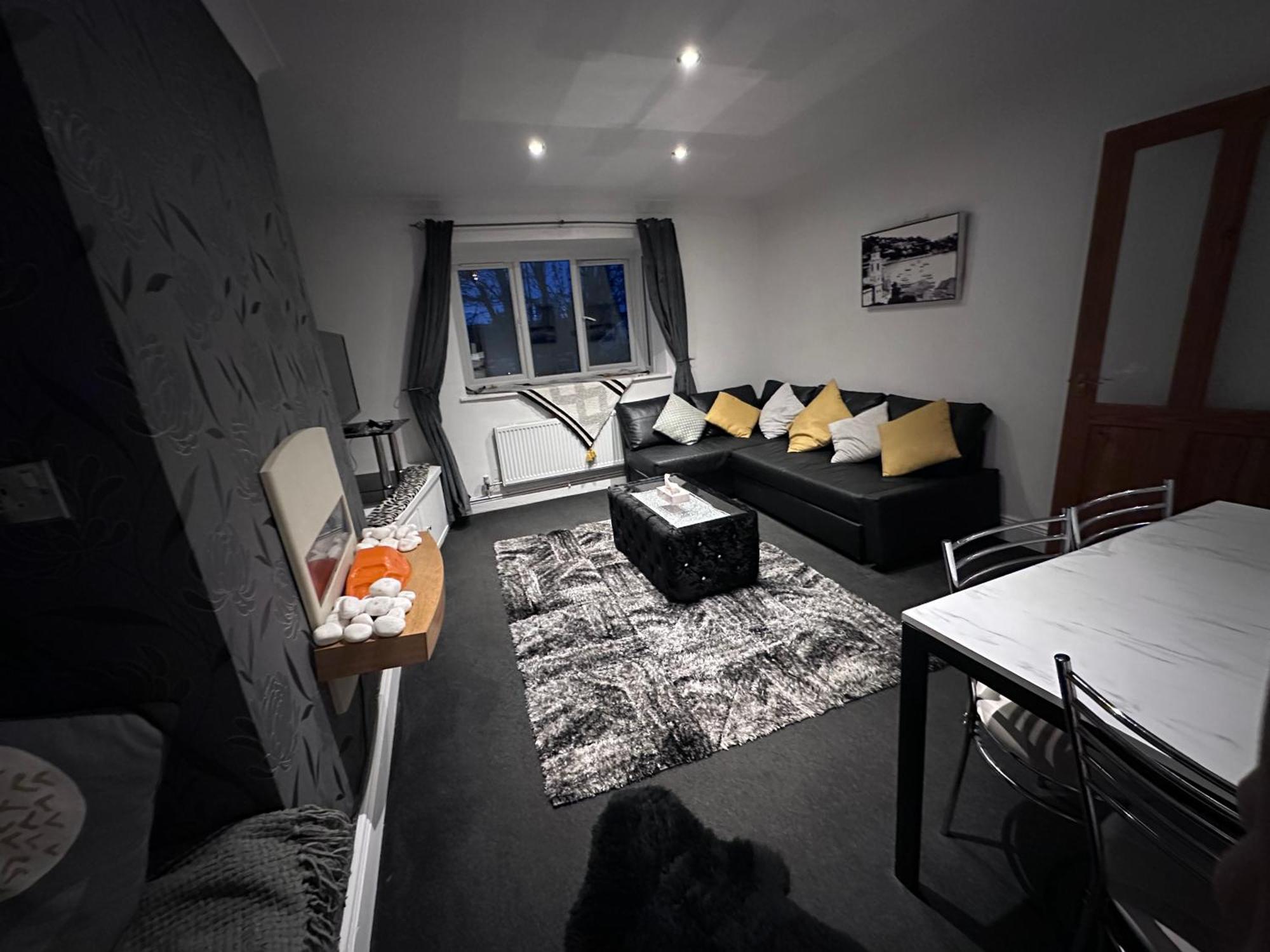 Lovely One-bedroom With Indoor Fireplace *